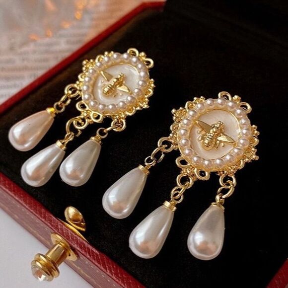 Gold Tone Bee Motif Faux Pearl Drop Stud Dangle Earrings Classic Ornate Pretty - Picture 2 of 8